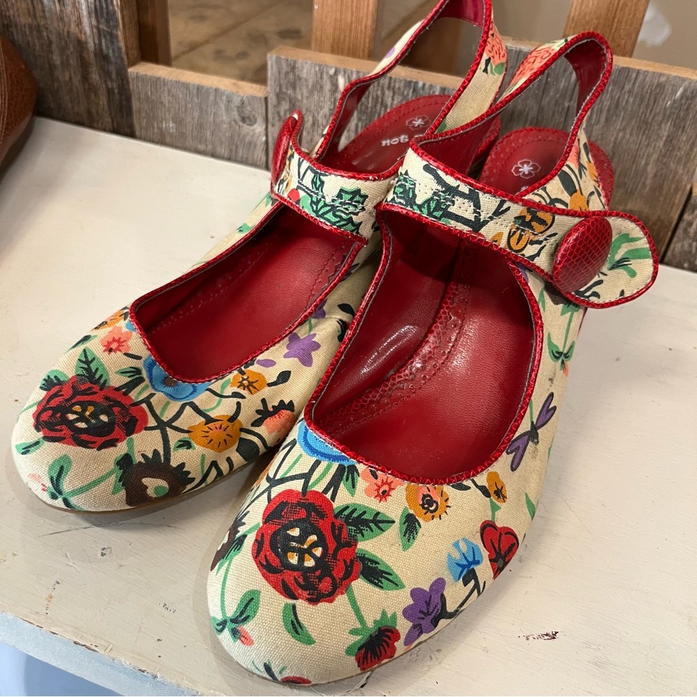 Not Rated | Honey Bee Off White Floral Pinup Pumps